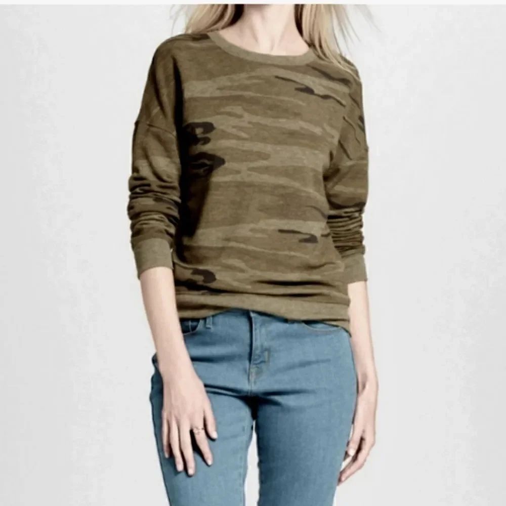 Zoe + Liv Green Camouflage Print Crew Neck Sweatshirt - Size Small